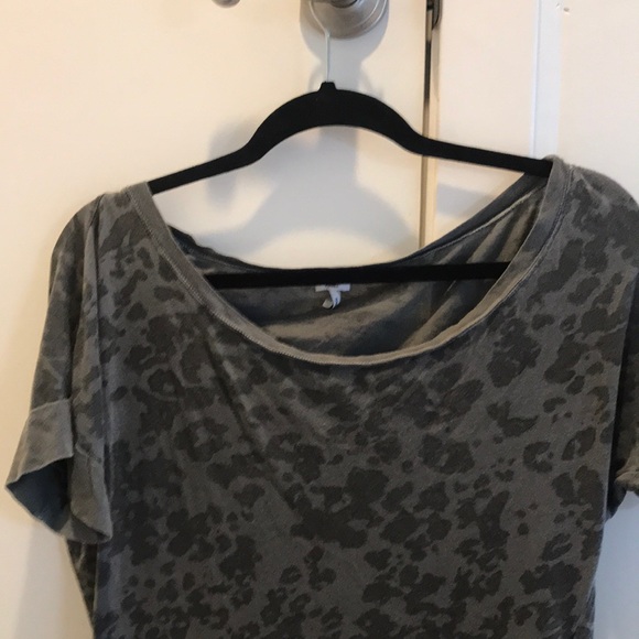 Wide neck, Asymmetrical Splendid short sleeve top - Picture 4 of 4